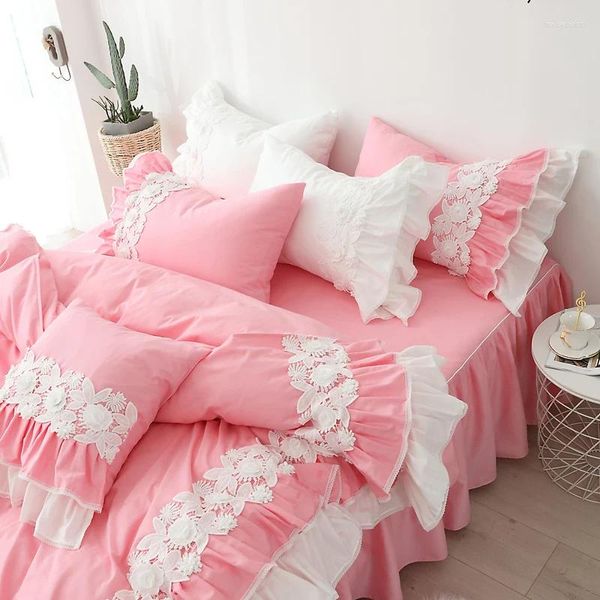 Conjuntos de cama Lace Flores Bordado Conjunto de Algodão Rosa Princesa Duveta Capa Colcha Cama Saia Fronhas Cor Sólida Home Têxtil