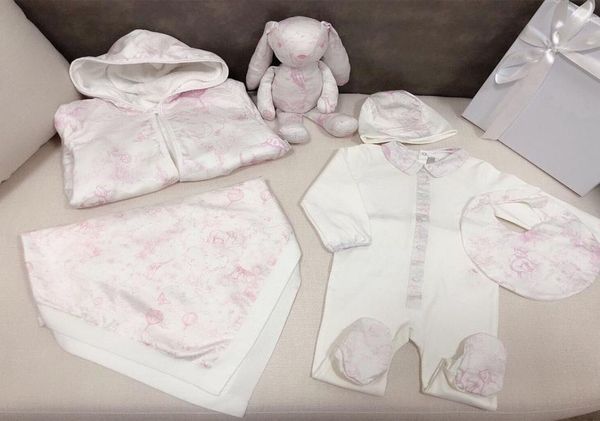 Instock Top Luxus Marke Baby039s Onepiece Klettern Kleidung Lätzchen Hut Baby Bademantel Quilt und Tuch Puppe Ganze Set Baby kits1018399