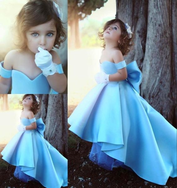 Adorabili abiti da ragazza di fiore SkyBlue per matrimoni Abiti da spettacolo per ragazze con spalle scoperte Adorabili fiocchi alti e bassi in raso con retro per bambini Communi3412233