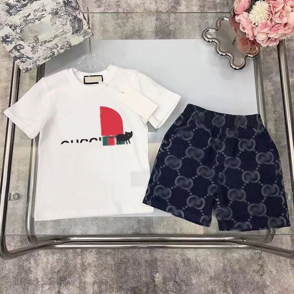 Estilo britânico sofisticado de verão para meninos e meninas vestindo camisetas de manga curta e shorts de duas peças adequados para crianças de meia-idade e pequenas