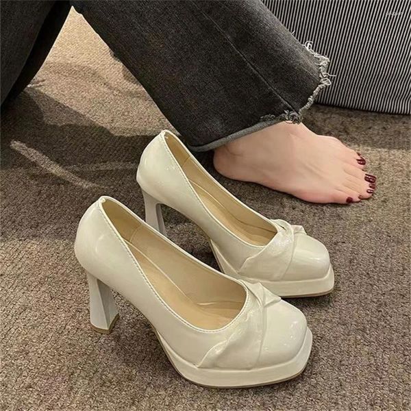 Sapatos de vestido para meninas francesas com salto alto design infantil na primavera e verão de 2024. Pessoas pequenas com salto quadrado Mary Jane Sh