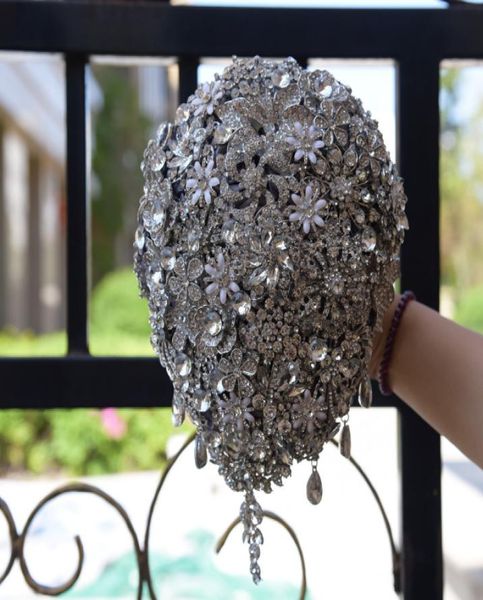 2019 Luxuriöse Vollkristall-Brautsträuße, Kristallbrosche, glitzernde Wassertropfen, zum Halten von Hochzeitsveranstaltungen, Hand hält Blumenstrauß4159979