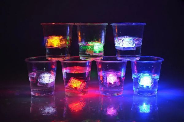 Led cubo de gelo flash rápido flash lento 7 cores cubo de cristal mudança automática para festa de dia dos namorados casamento 12 pçs/caixa