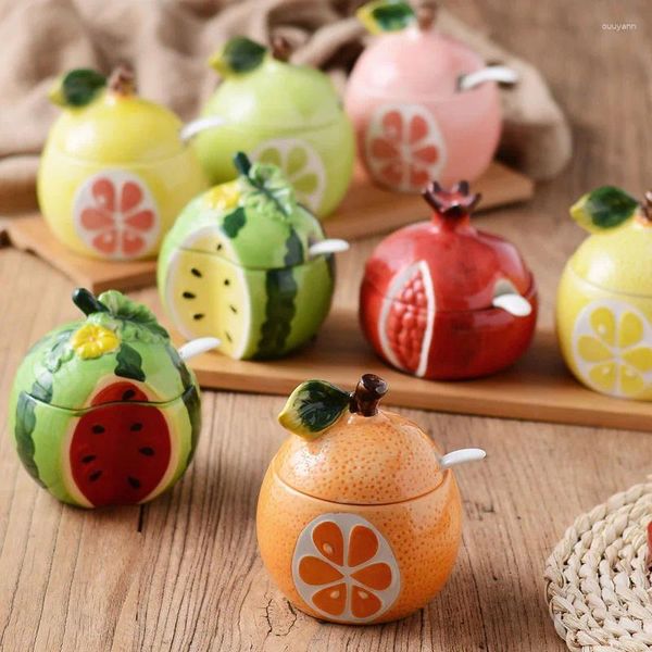 Stoviglie Vaso in ceramica creativa Forma di frutta carina Pentole per condimenti per salsa di zucchero e sale per uso domestico con coperchio Forniture da cucina