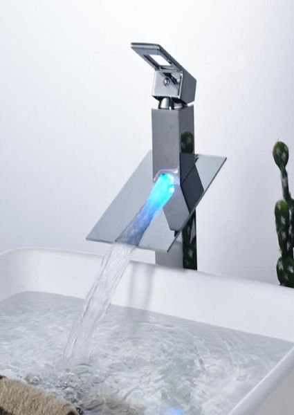 Rubinetto per lavandino del bagno intero e al dettaglio con beccuccio a cascata in ottone cromato con luce a LED Rubinetto per lavabo da piano7602678