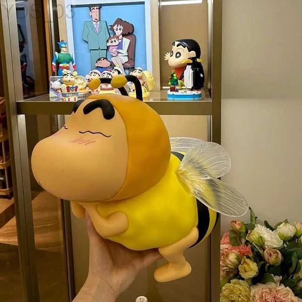 Anime Manga 22 cm Crayon Shin Chan Anime Figure Bee Cosplay 1 1 Shin-Chan con luce grande action figurine modelli da collezione regalo giocattolo YQ240315