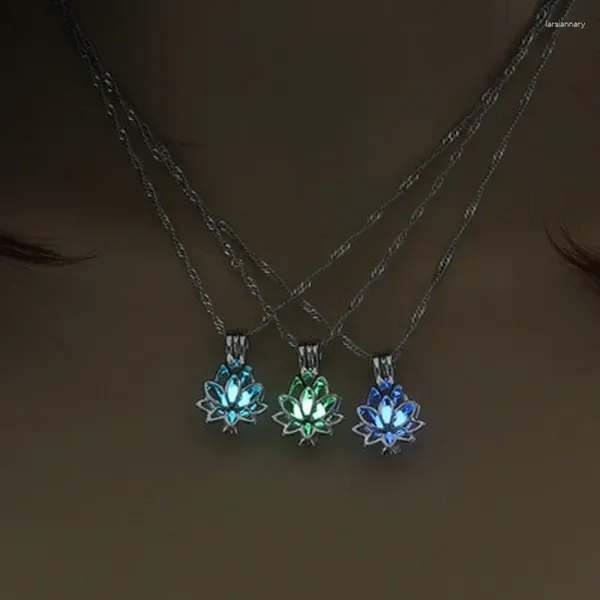 Catene da donna moda creativa luminosa che brilla nel buio luna collana con ciondolo a forma di fiore di loto regalo di gioielli buddismo di preghiera