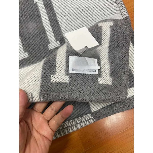 2024 Lettera di design in cashmere Coperta morbida sciarpa di lana scialle portatile calore ispessimento plaid divano letto coperta in pile lavorato a maglia 135-170 cm coperta per bambini coperta