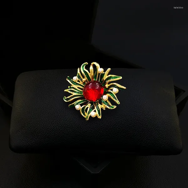 Broschen 1828 Exquisite High-End-Brosche mit roten Blumen, Antik-Stil, Vintage-Corsage, Luxus-Damenanzug, Emaille-Anstecknadel, Zubehör, Kleidung, Schmuck