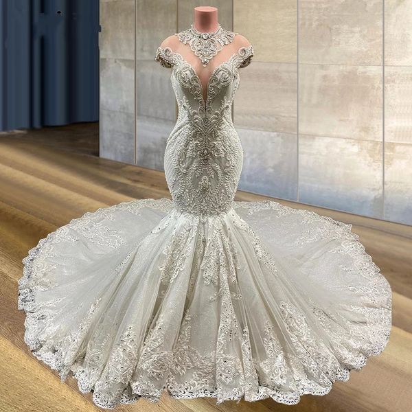 2024 Abito da sposa a sirena di lusso Collo alto Tulle Perline di cristallo Diamante Pizzo Abiti da sposa formali Sweep Train Abiti da sposa Robe De Mariee