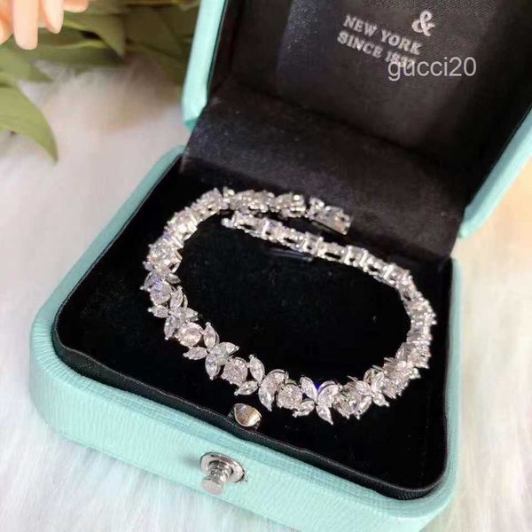 Bracciale di design di lusso per donna Bracciale quadrifoglio Moda alla moda Elegante filo di perline Regalo di gioielli con diamanti per feste Birt all'ingrosso 84T RY52