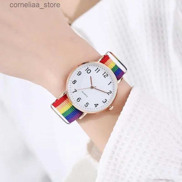 Altri orologi Moda Gay Hot Nuovo colore arcobaleno Cinturino in tela ultrasottile 12 Puntatore digitale Classico semplice casual Studente Mens es Y240316