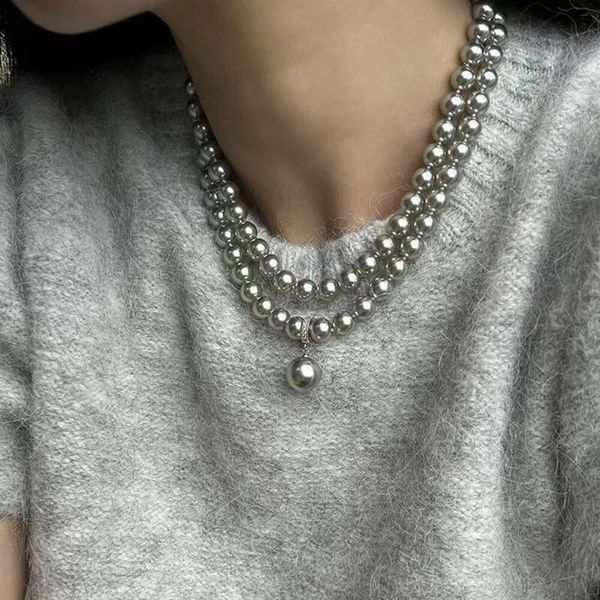 24ss Nuovi gioielli di design Collana di perle forti grigie Accessori per catene di maglioni a doppio strato a strati leggeri francesi lunghi