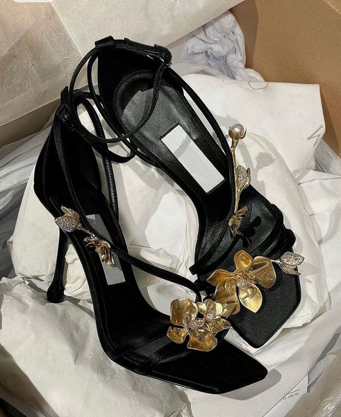 Marca de luxo Zea Sandálias Sapatos Mulheres Dedos Quadrados Metal Flores Salto Alto Preto Cetim Couro Bombas Festa Vestido De Noiva Senhora Gladiador Sandalias EU35-41