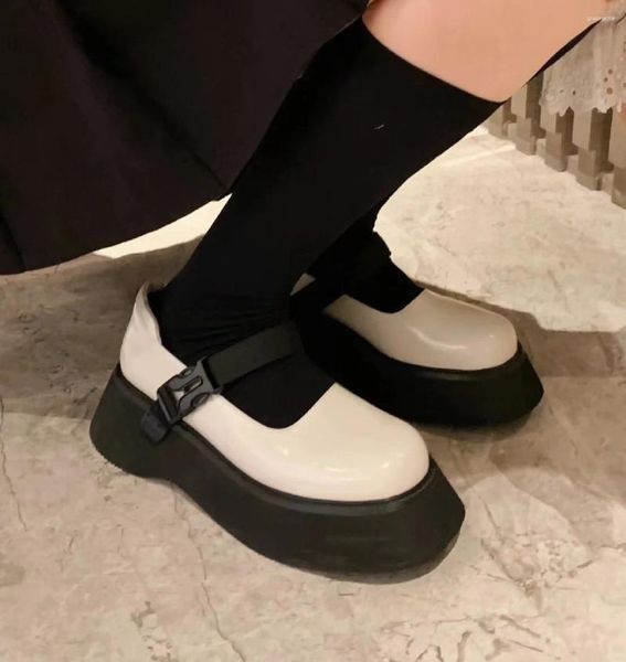 Sapatos casuais primavera sola grossa única plataforma de boca rasa feminina 2024 faculdade estilo inglês uma linha fivela