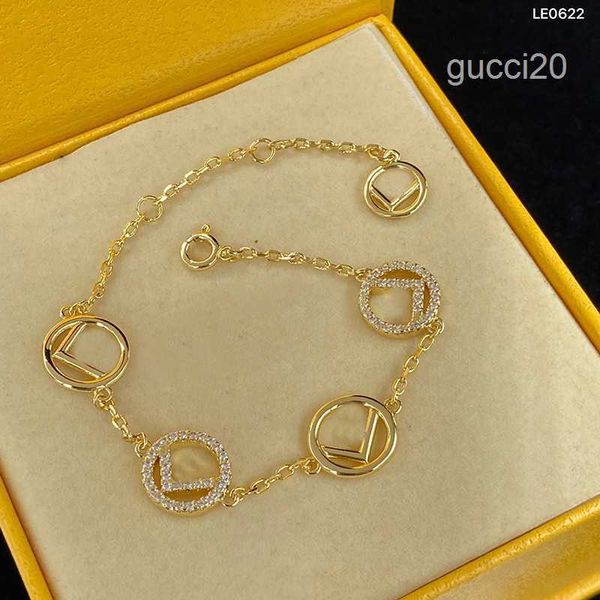 Mücevher Tasarımcıları Charm Bilezik Kadın Moda Kemeri Mektubu F Tasarımcı Altın Bilezikler Klasik Simpie Style Kolye 2304128PE 2PG2
