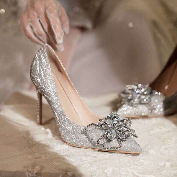 2023 Champagne nuove scarpe da sposa da donna da sposa tacco sottile a punta francese Cenerentola cristallo damigella d'onore tacchi alti