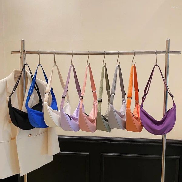 Omuz çantaları gündelik kadın çanta düz renkli göğüs kadınlar için yarım ay tasarımcısı kadın sokak fany paketleri çapraz gövde 2024