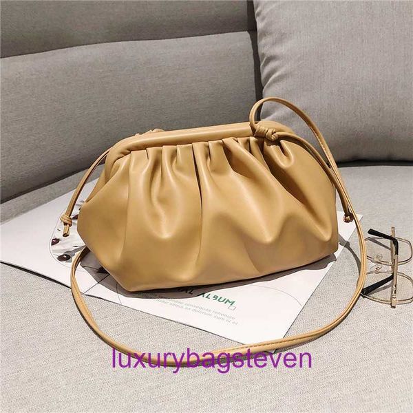 Großhandel Top Original Bottgss Ventss Beutel Tragetaschen Online-Shop 2024 Handheld Cloud Bag Damen Neues vielseitiges Sommer-Französisches Design Text mit echtem Logo W6FL