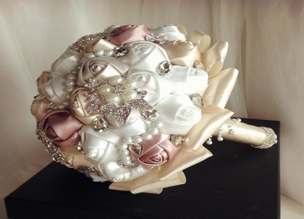 Exquisite Luxus-Hochzeitsblumen, Kristalle, Perlen, Strasssteine, Perlen verziert, funkelnder Brautstrauß, Satinblumen, Garten, Kirche, Strand, We3849833