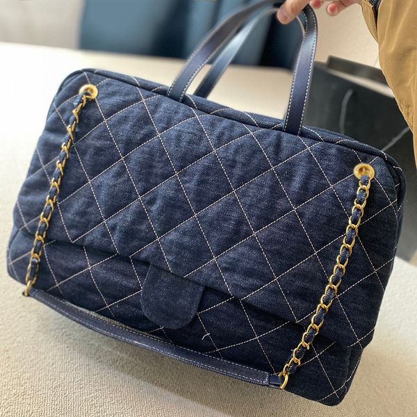 Frauen Denim Travel Maxi XXL Flughafen Einkaufstaschen Gold Metall Hardware Matelasse Kette Crossbody Bowling Schulterblaue Handtaschen Großkapazität Gepäck 42x28cm