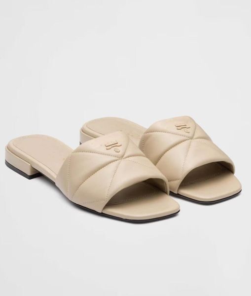 Atacado uso diário sandálias acolchoadas sapatos femininos nappa couro sabots flip flops slides apartamentos verão marca de luxo casual andando EU35-40