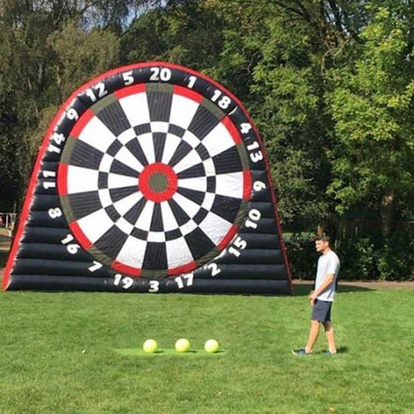 Großhandel 5mh (16,5 Fuß) mit 6 Bällen kostenloser Türschiff -Riese in aufblasbares Fußball -Dartspiel, kommerzielle Schlauchablöslichkeiten Fußball -Dart -Board -Dartboard für Kinderspiele