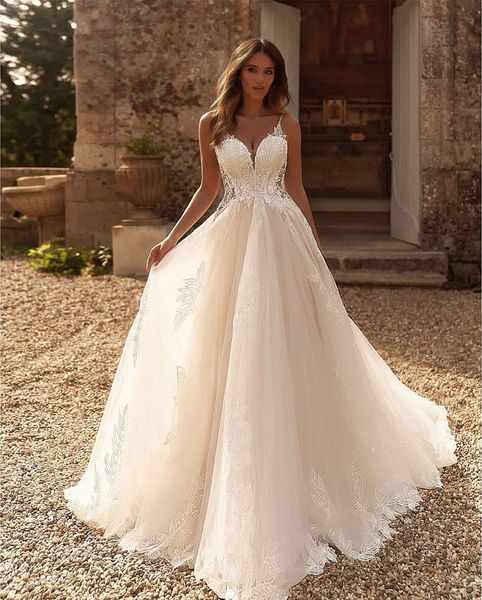 Abiti da sposa popolari senza spalline con scollo a V e perline Abiti da sposa senza spalline in pizzo champagne Una linea aperta sul retro Abiti da sposa lunghi fino al pavimento