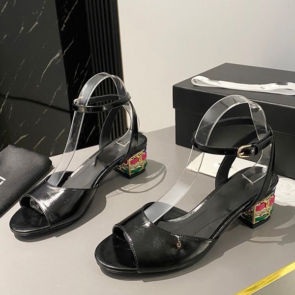 24ss Damen-Sandalen mit Kätzchenabsatz, Lackleder, undichte Zehen, Fischmaul-Sandalen, bunte Strass-Hausschuhe für das tägliche Outfit, berufsbezogene Funktionen