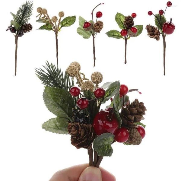 Flores decorativas Ramos de frutas vermelhas artificiais 6 polegadas Escolhas de Natal Navidad Holly Spray Xmas Craft Cones Arti Pine Stem Decorat C5E8
