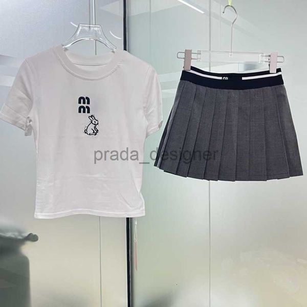 Top designer de verão feminino terno saia conjunto nova camiseta saia plissada carta bordado algodão coelho camiseta faculdade feminino conjunto de duas peças