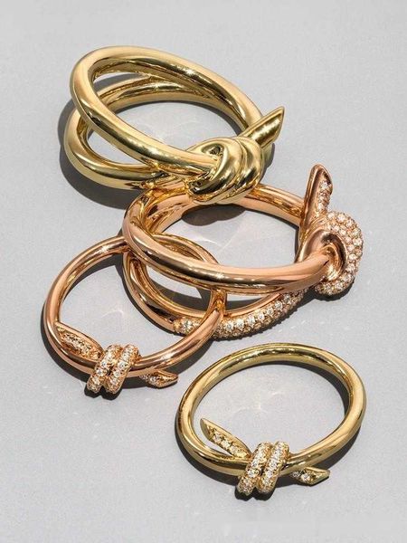 2024 Дизайнер T Knot, популярная интернет-знаменитость с таким же узлом, кольцо для женщин V-золотое нишевое кольцо минималистского дизайна Роскошный комплект из 18-каратного света с бриллиантовым кольцом