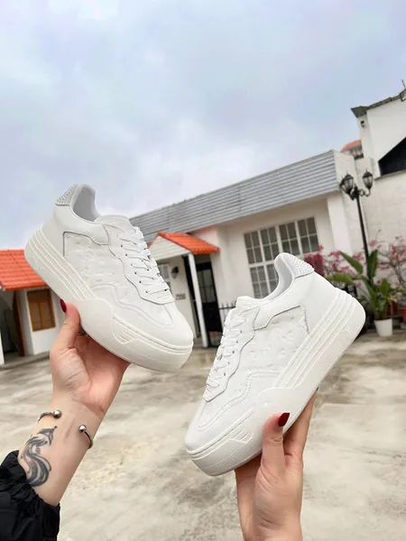 Sapatos de plataforma de luxo senhoras designer Laurens sapatos de couro tênis puro branco mulheres rendas sapato casual esportes treinadores de couro real jogging tênis 0312