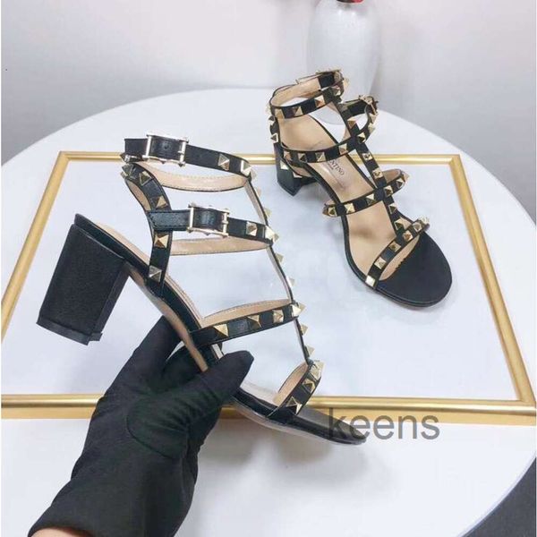 Damen-Sandalen aus Leder mit Nieten, T-förmige Clip-on-Schuhe, Sommer-Designer-High-Heel-Nietenschuhe, modische und sexy Party-High-Heels-Schuhe für Damen