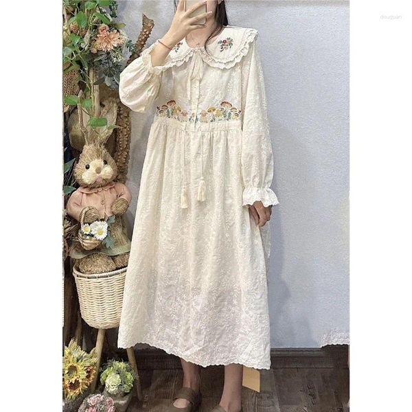 Abiti casual Vintage Mori Girl College Style Velluto a coste Colletto per bambole Abito da donna Autunno Fiore di pizzo Ricamo Allentato Carino Coulisse lunga