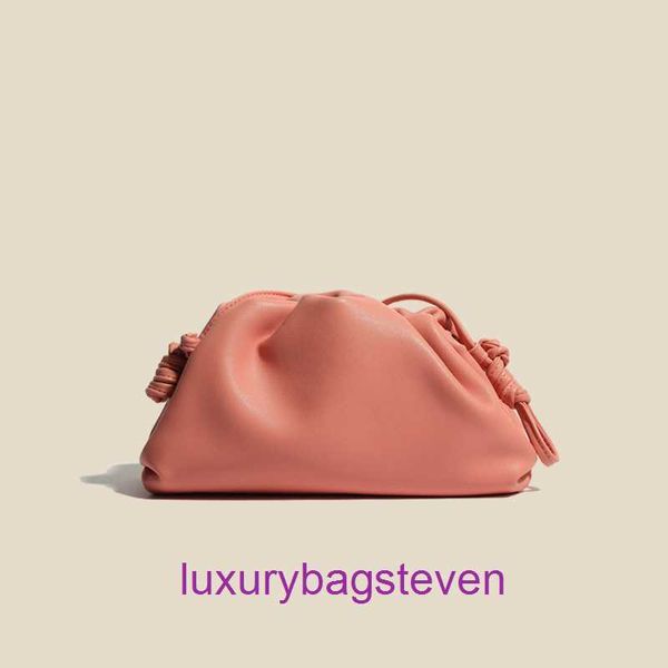 Bottgss Ventss Pouch borse tote firmate in vendita 2024 piccola borsa stile rosso netto che tiene nuvola strato di colore solido pelle morbida rugosa con logo reale OY9H