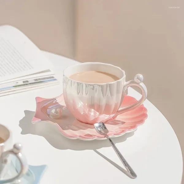 Canecas Super bonito gradiente pérola concha xícara de café pequena caneca cerâmica high-end e pires conjunto de chá da tarde doméstico