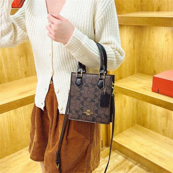 Модный персонализированный небольшой квадратный мобильный телефон осенне-зимнего компактного женского плеча со скидкой 70% в магазине оптом