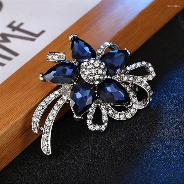 Broschen Wunderschöne blaue Kristallblume, elegant für Frauen, Hochzeitssträuße, Luxuskragen, Mantel, Broschennadeln, Kleidungsaccessoires