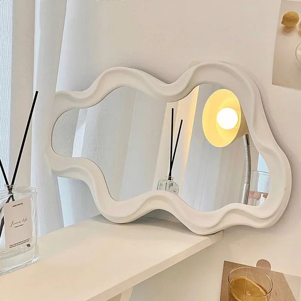 Tavolo Specchio ondulato Trucco Wall Art Estetico Piccolo Irregolare Lusso Bagno Specchio da giardino El Spiegels Decorazione camera da letto 240314