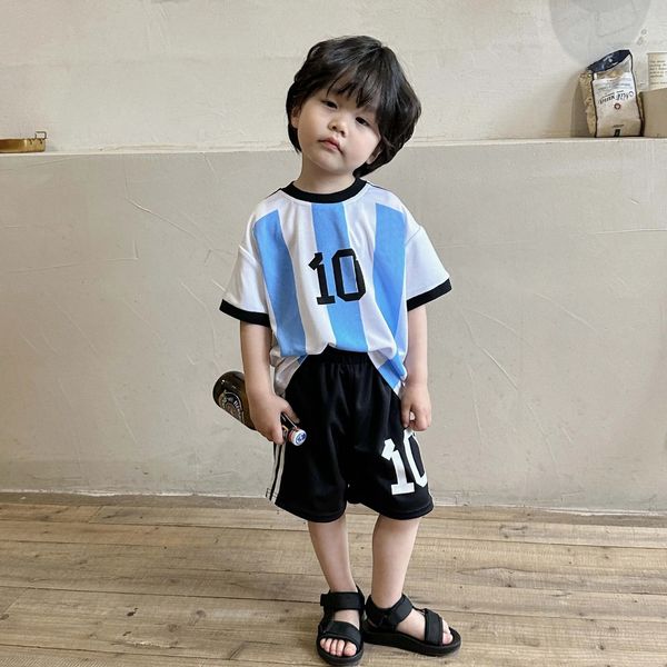 2023 Yaz Çocuk Futbol Giysileri Seti Bebek Erkek Kızlar Çizgili Baskı Top Şort 2 PCS Takım Çocuk Spor Gündelik Kıyafetler 240315