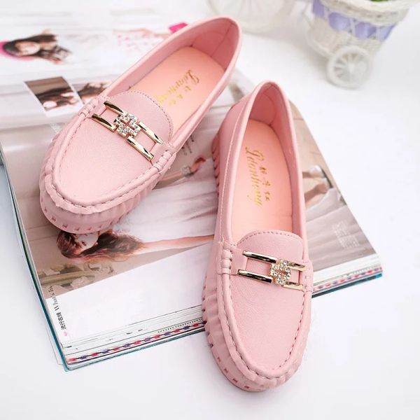 Botas de sapatos planos femininos de verão, sapatos de couro branco, sapatos de mulheres deslizam em mocassins de fundo macio, sapatos de enfermeira rosa preto