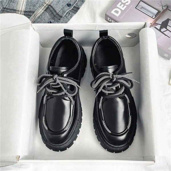 Sapatos de vestido Pequeno couro para homens primavera e verão preto redondo cabeça dentro estudantes gravata versão coreana da juventude casual homens