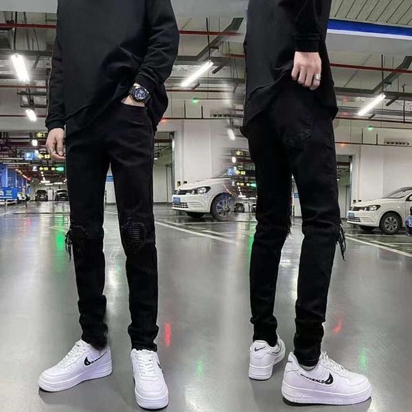 Schwarze enge Jeanshose von Street Small Feet, trendig und gutaussehend für Herren, vielseitig einsetzbar, mit hohen Aufnähern, schmal geschnittene, rote Mesh-Hose