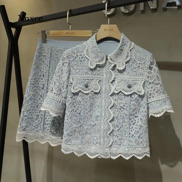 Abiti da lavoro Estate Moda donna Pizzo Set 2 pezzi Camicia blu cava Top Vita alta A-Line Gonna dolce Maglia a catena Fiore