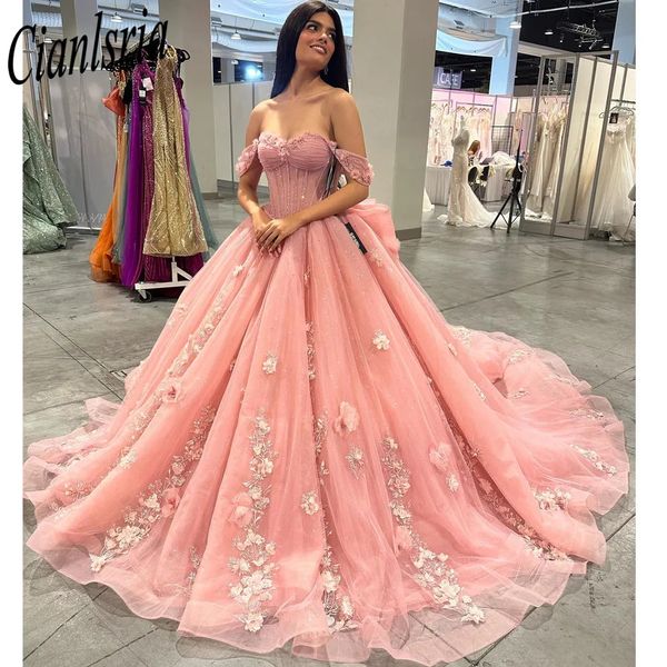 Principessa Fiori Rosa Tulle Abiti Quinceanera con spalle scoperte Abito da ballo Abiti da sedici anni Abiti abiti 16