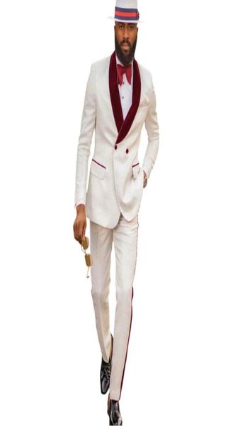 Padrinhos padrão marfim noivo smoking xale vermelho escuro veludo lapela ternos masculinos 2 peças jaqueta de casamento calças gravata d209 men0393712170