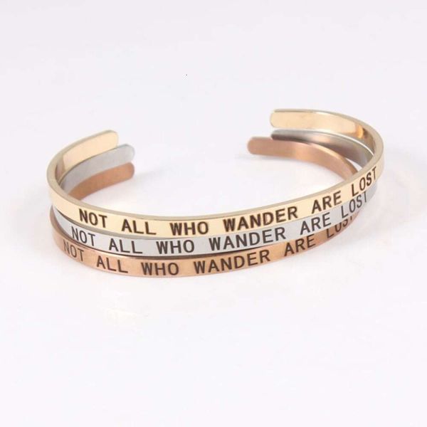 Inspirierendes Armband aus Edelstahl mit Gravur „NOT ALL WHO WANDER ARE LOST“.