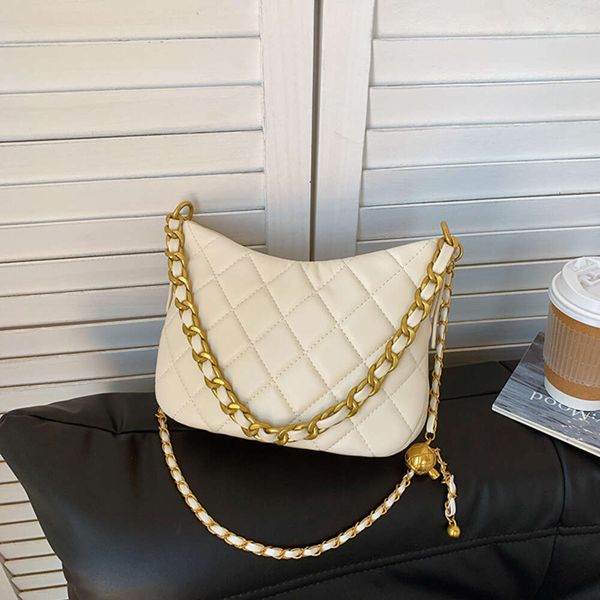 Shoppen Sie Factory Wholesale Lingge Chain Golden Ball Adjustable Underarm Bag Womens 2024 Autumn New High Grade Soft Leather Small Square