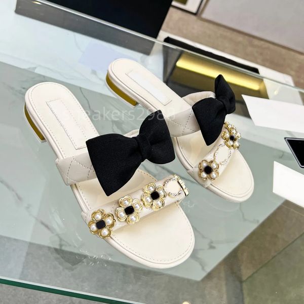 Designer di lusso Pantofole da donna classiche scarpe basse pelle di pecora fiocco bianco sandali casual per la casa pantofole da spiaggia moda estiva